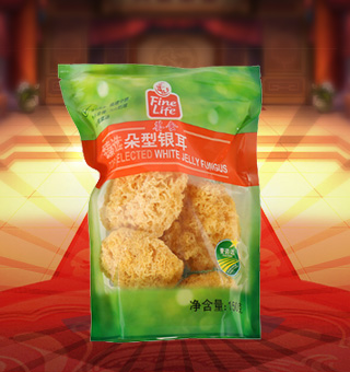 薈食(FINE LIFE)臻選朵型銀耳產(chǎn)自福建寧德150g每袋，精選優(yōu)質(zhì)片狀銀耳經(jīng)過領(lǐng)先工藝烘干而成，衛(wèi)生安全，色澤乳白色，半透明，柔軟有彈性?？芍苯优c肉絲爆炒、與枸杞、紅棗煲湯，或作為佐料，葷素皆宜，食法多樣，是一道美味食材。采用透明的塑料包裝，大氣美觀，新鮮清晰可見，方便消費(fèi)者們的選購，質(zhì)量保證，放心購買。