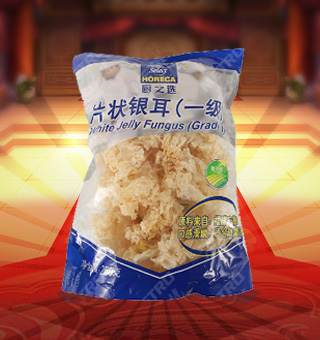 廚之選HS一級片狀銀耳產(chǎn)自福建寧德250g每袋，精選優(yōu)質(zhì)片狀銀耳經(jīng)過領(lǐng)先工藝烘干而成，衛(wèi)生安全，色澤乳白色，半透明，柔軟有彈性?？芍苯优c肉絲爆炒、與枸杞、紅棗煲湯，或作為佐料，葷素皆宜，食法多樣，是一道美味食材。采用透明的塑料包裝，大氣美觀，新鮮清晰可見，方便消費(fèi)者們的選購，質(zhì)量保證，放心購買。