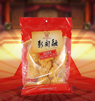 新閩融朵型銀耳產(chǎn)自浙江麗水250g每袋，精選優(yōu)質(zhì)原材料，綠色種植，陽光充沛，人工采摘篩選，品質(zhì)保證，不添加任何防腐劑與人工色素。安全衛(wèi)生，色澤嫩白，口感細(xì)膩香醇，是家庭、賓館、餐廳、席間的上等佐料，保留了豐富的營養(yǎng)成分。采取透明包裝，新鮮清晰可見，干凈衛(wèi)生，方便存放冷藏，方便消費(fèi)者們的選購，安全健康，放心購買。