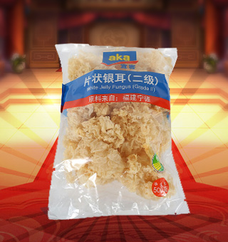 宜客(AKA)二級片狀銀耳產(chǎn)自福建寧德500g每袋，精選優(yōu)質(zhì)片狀銀耳經(jīng)過領(lǐng)先工藝烘干而成，衛(wèi)生安全，色澤乳白色，半透明，柔軟有彈性。可直接與肉絲爆炒、與枸杞、紅棗煲湯，或作為佐料，葷素皆宜，食法多樣，是一道美味食材。采用透明的塑料包裝，大氣美觀，新鮮清晰可見，方便消費(fèi)者們的選購，質(zhì)量保證，放心購買。